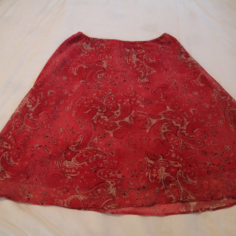 Skirt red paisley light weight & lined. Size 18 Good condition.